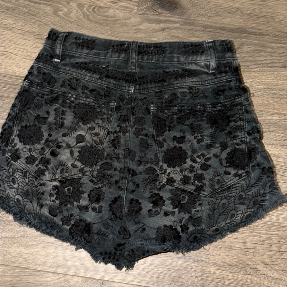 Free People Black Etienne Field Ultra High Rise Embroidered Shorts size 27 - Picture 2 of 3